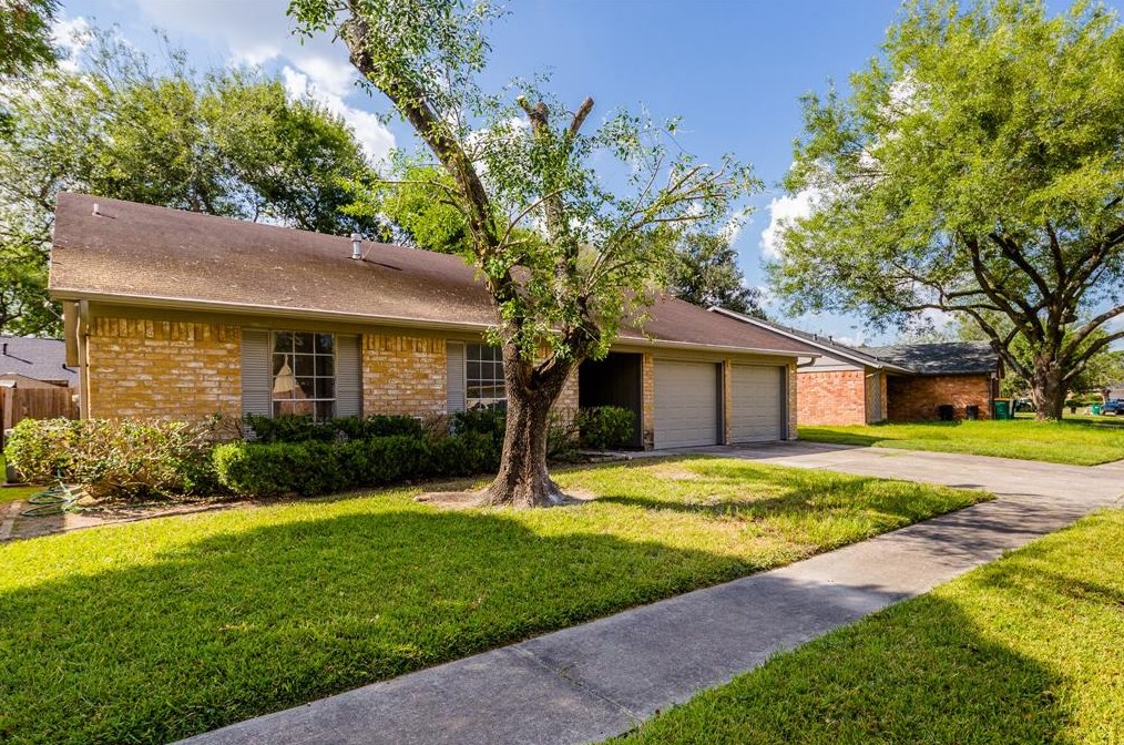 8047 Streamside Dr, Houston TX  77088-2809 exterior