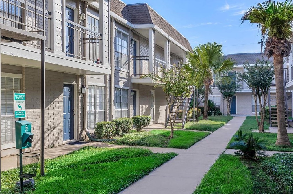 6041 Winsome Ln, Houston TX  77057-5576 exterior