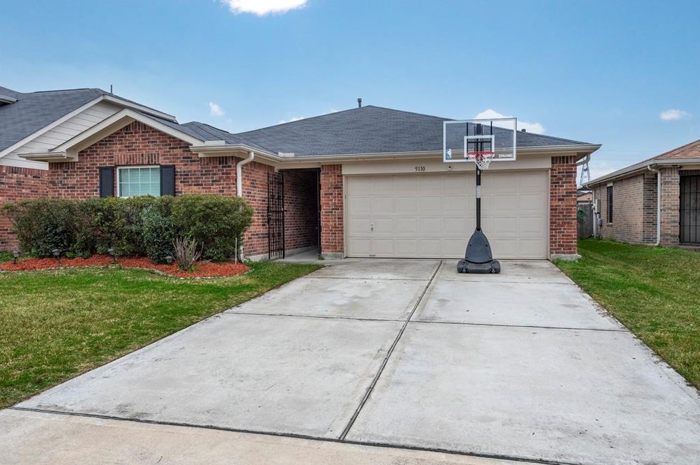 5110 Park Village Dr, Houston, TX 77048-4065