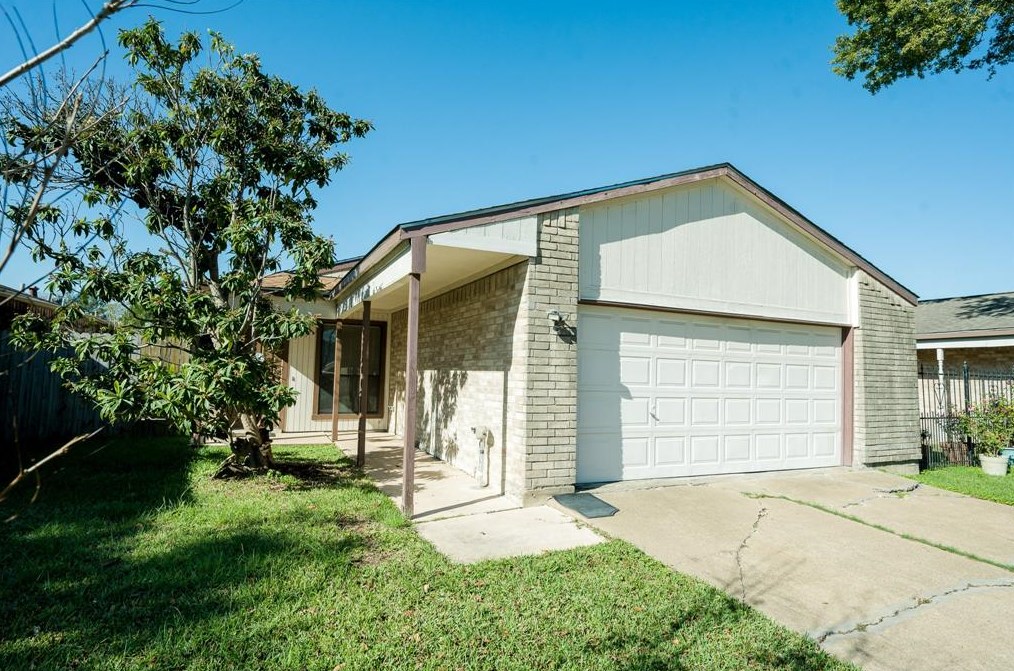 4166 Amir St, Houston, TX 77072-1345