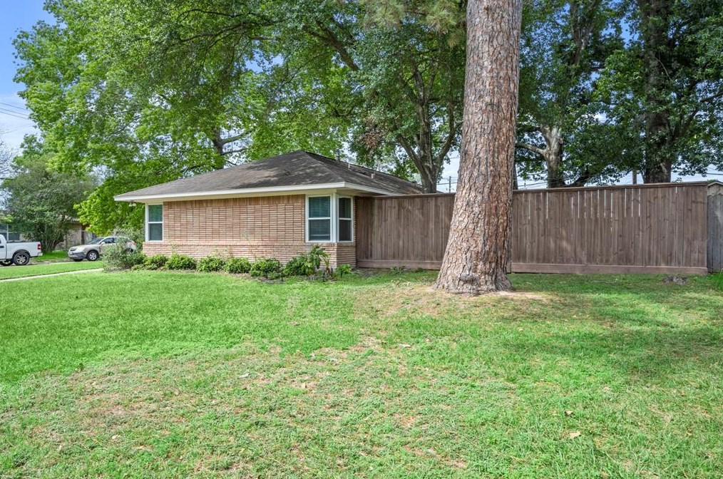 2218 Stonecrest Dr, Houston TX  77018-7129 exterior