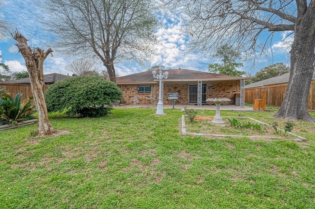 5919 Victory Dr, Houston TX  77088-7623 exterior