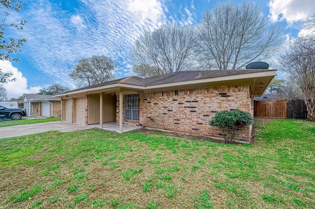 5919 Victory Dr, Houston TX  77088-7623 exterior
