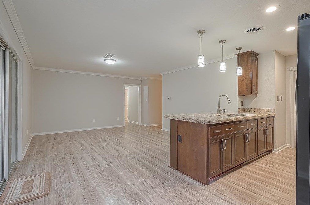 5919 Victory Dr, Houston TX  77088-7623 exterior