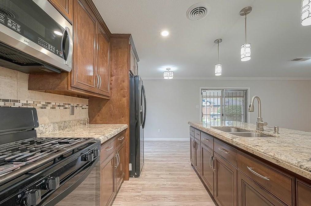 5919 Victory Dr, Houston TX  77088-7623 exterior