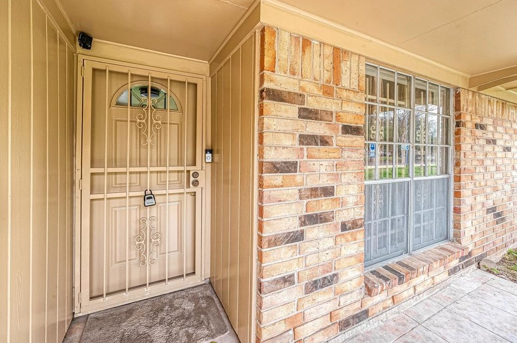5919 Victory Dr, Houston TX  77088-7623 exterior