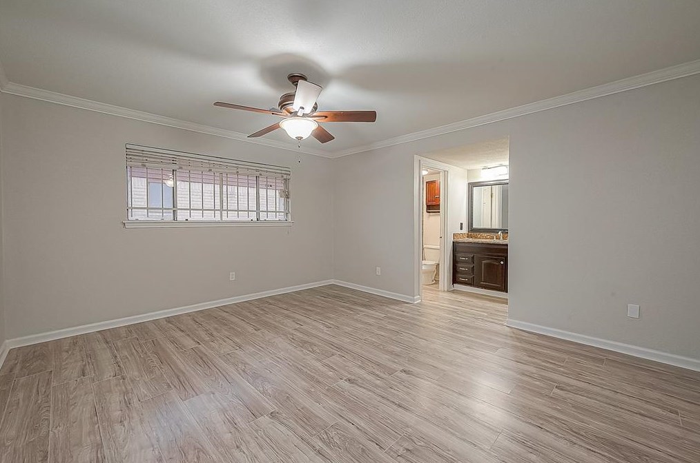 5919 Victory Dr, Houston TX  77088-7623 exterior