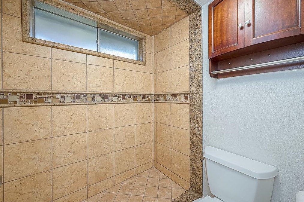 5919 Victory Dr, Houston TX  77088-7623 exterior