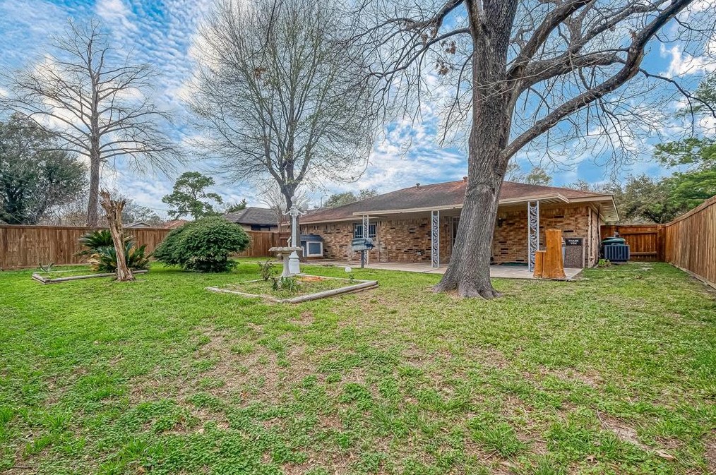5919 Victory Dr, Houston TX  77088-7623 exterior