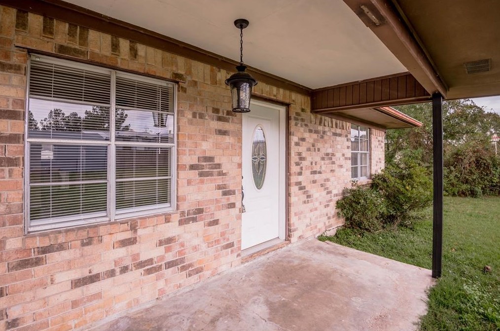 137 E Austin Ave, Onalaska, TX 77360