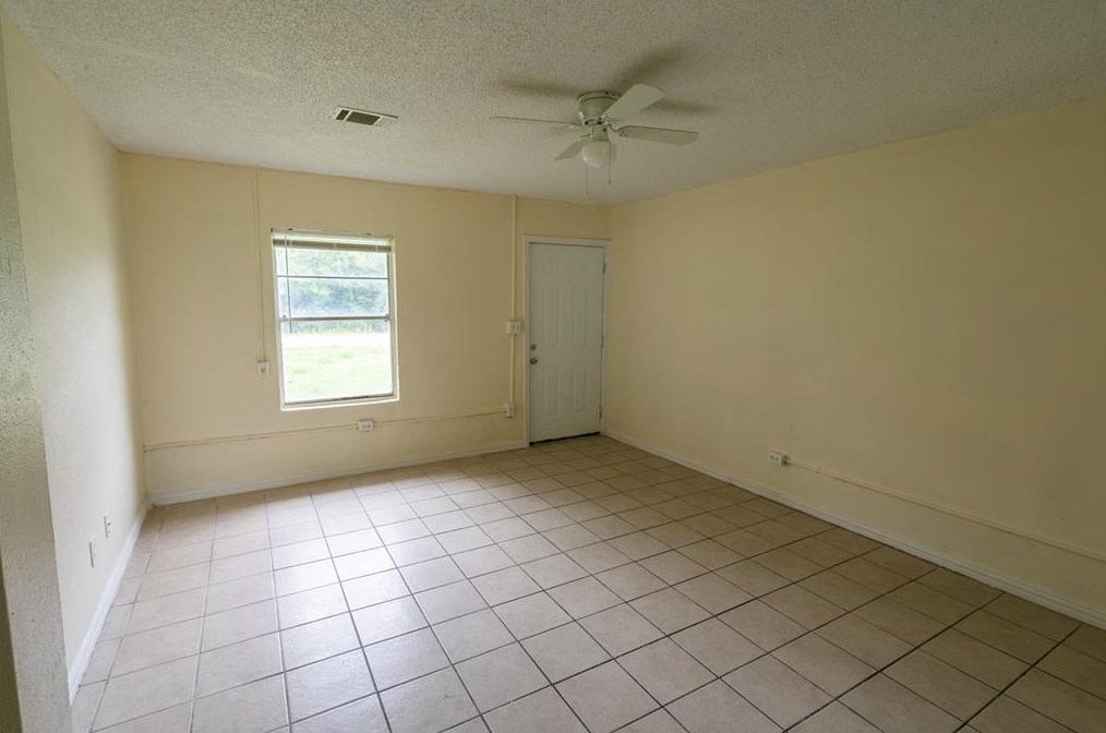 6620 Washington St, Hitchcock, TX 77563-2215