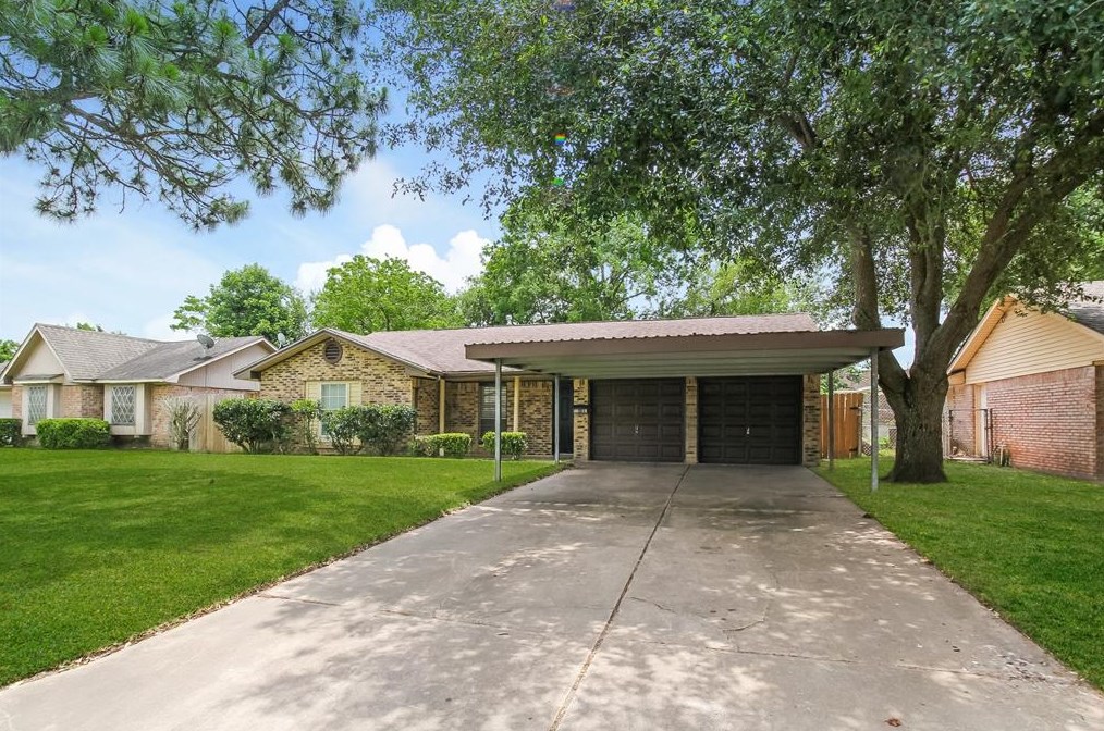 7501 Mockingbird Ln, Texas City, TX 77591