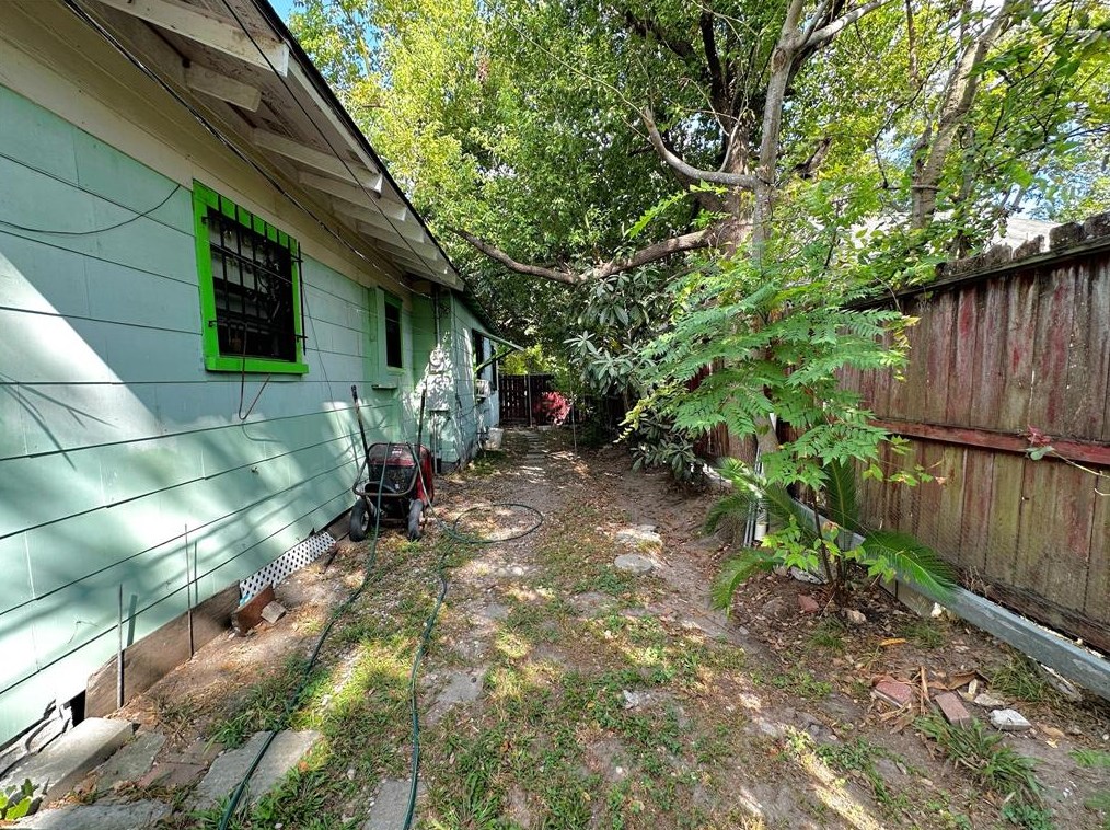 1505 Walton, Houston TX  77009-2523 exterior