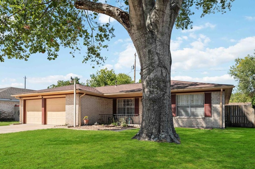 1002 Twin Falls Rd, Houston, TX 77088-1919