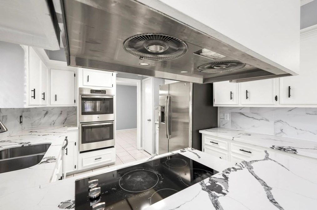 9311 Triola Ln, Houston TX  77036-6055 exterior