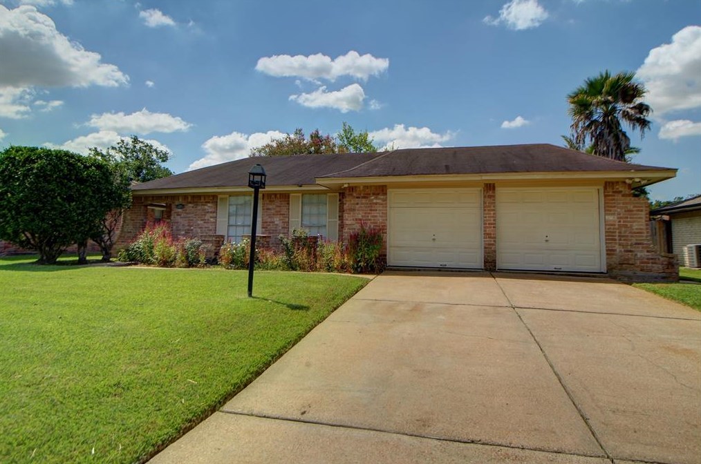 10406 Sagecanyon Dr, Houston, TX 77089-2116