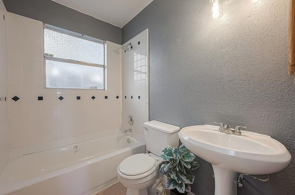 7631 Alegria Dr, Houston TX  77083-3697 exterior