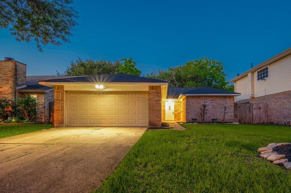 7631 Alegria Dr, Houston, TX 77083-3646