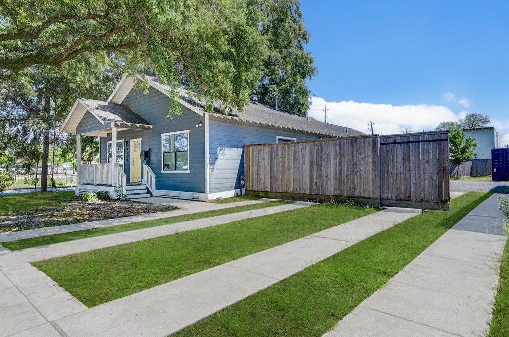 4734 Bell St, Houston, TX 77023-1204