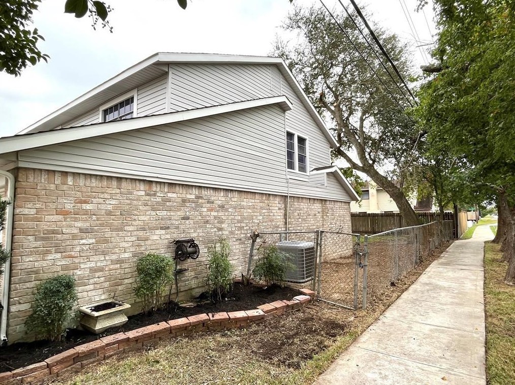 10802 Sagebluff Dr, Houston TX  77089-3712 exterior