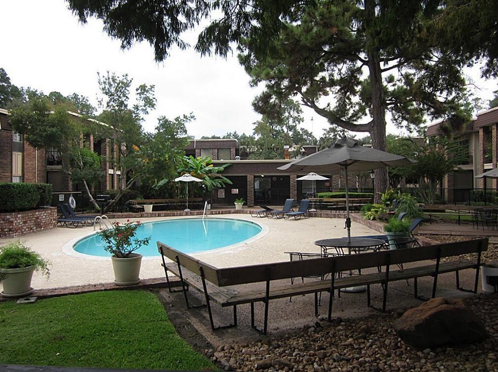 7555 Katy Fwy, Houston TX  77024-2131 exterior