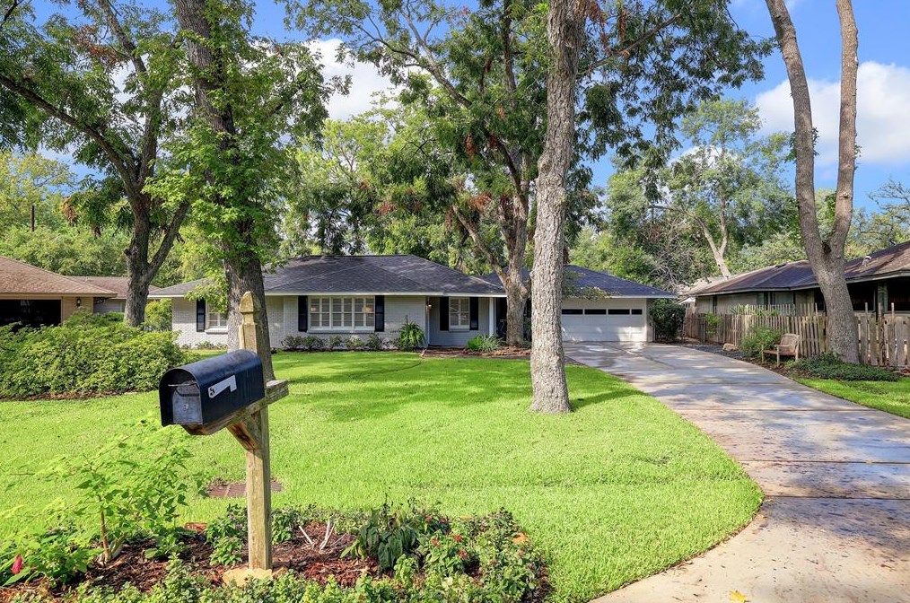 8925 Croes Dr, Houston, TX 77055