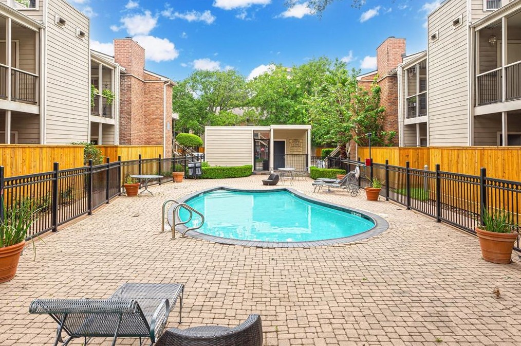 2001 Bering Dr, Houston TX  77057-3750 exterior
