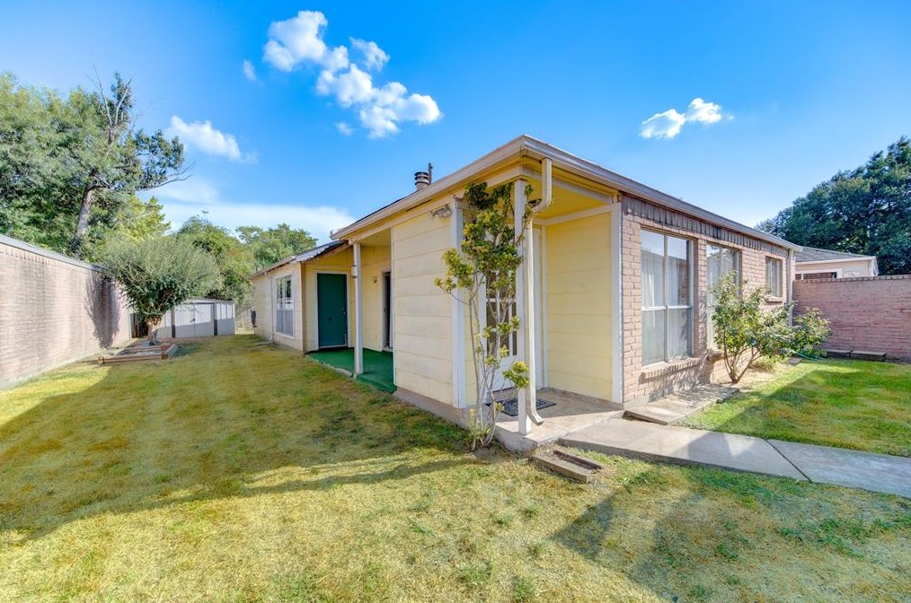 15823 Los Altos Dr, Houston TX  77083-2929 exterior
