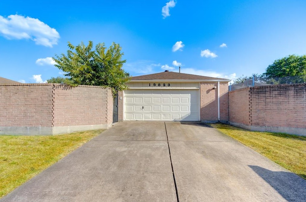 15823 Los Altos Dr, Houston, TX 77083-2929