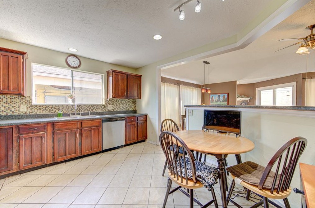 15823 Los Altos Dr, Houston TX  77083-2929 exterior