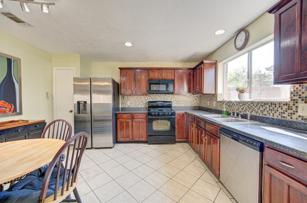 15823 Los Altos Dr, Houston TX  77083-2929 exterior