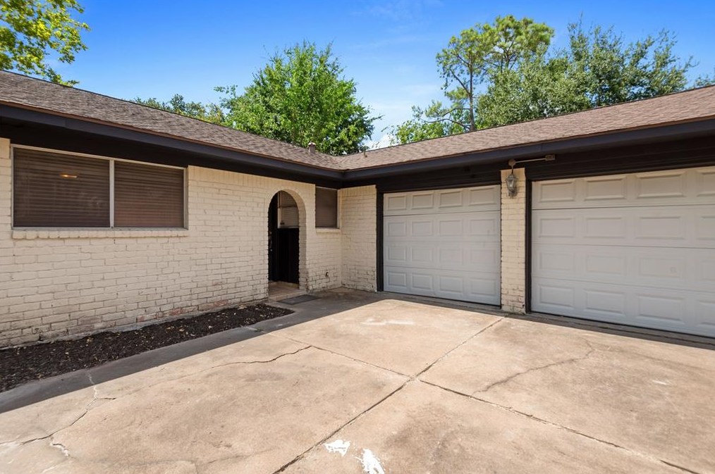 12402 Whittington Dr, Houston, TX 77077