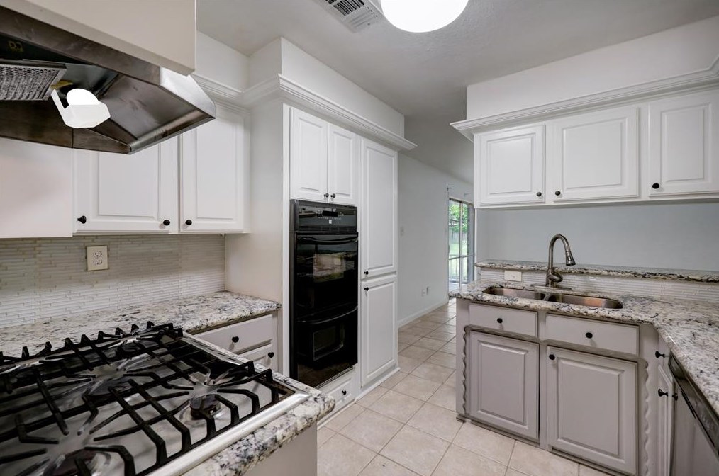 5514 Chantilly Ln, Houston TX  77092-5111 exterior