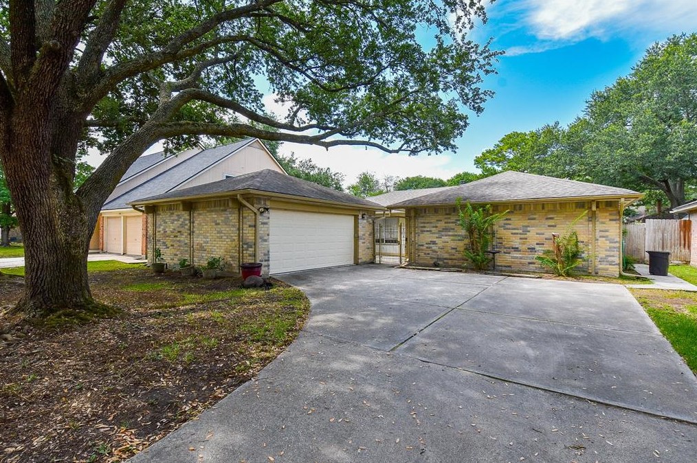 4922 Bridgemont Ln, Spring, TX 77388-3855