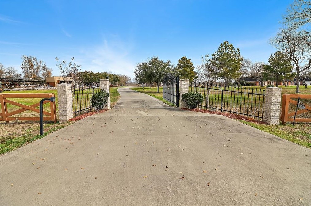 8423 Fm 565 Rd, Baytown, TX 77523-0828