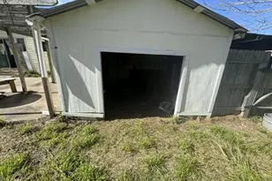 565 N Jefferson St, Goliad, TX 77963 - Photo 16