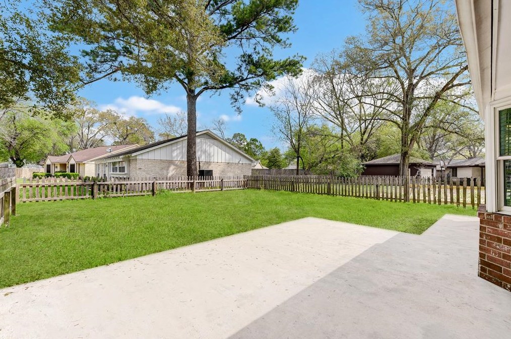 5918 Darkwood Dr, Houston TX  77088-6715 exterior