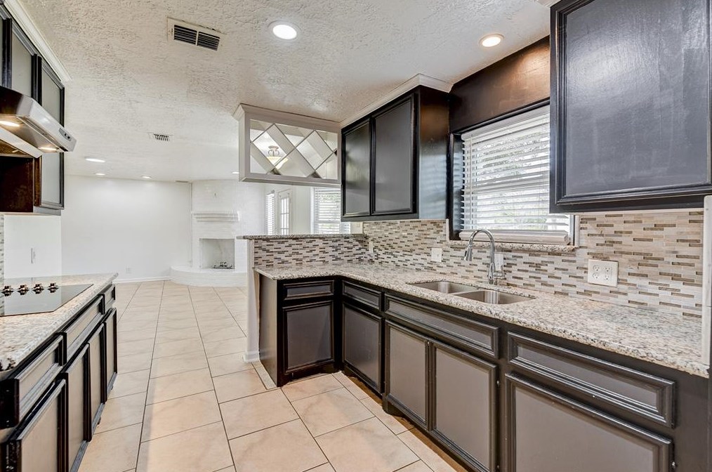 5918 Darkwood Dr, Houston TX  77088-6715 exterior