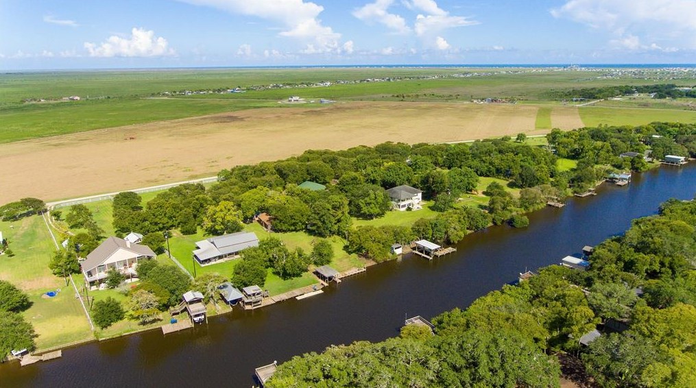 357 County Road 296, Bay City, TX 77414-2335