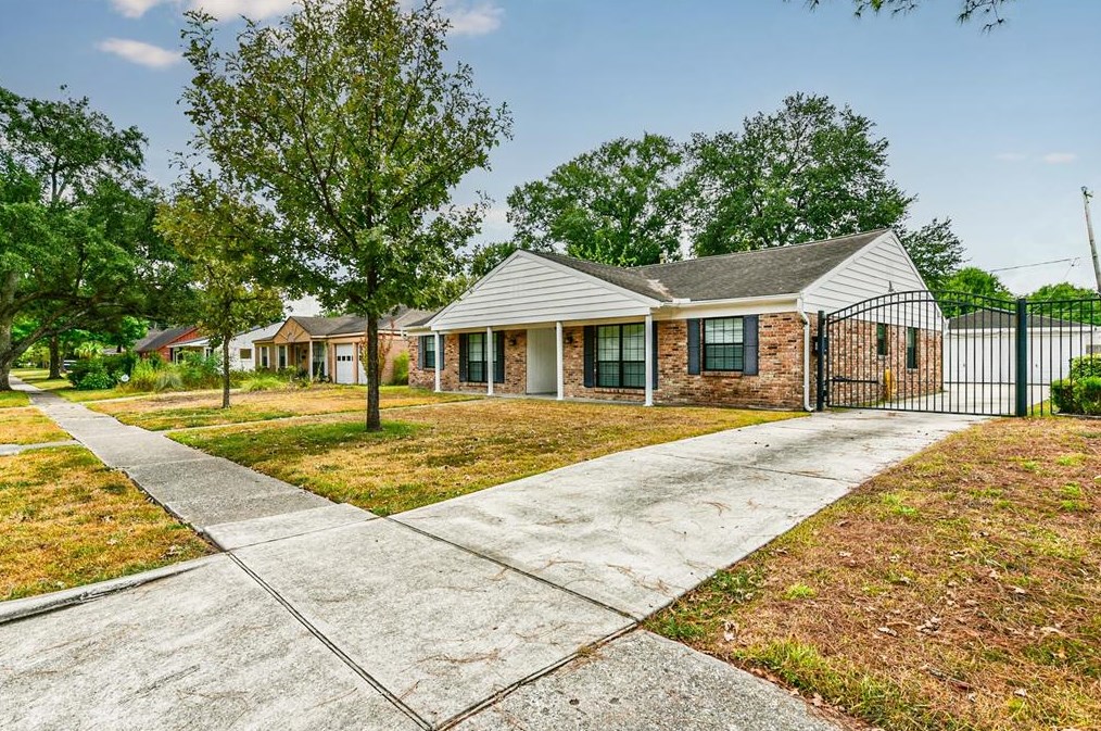 5723 Hummingbird St, Houston, TX 77096-5903