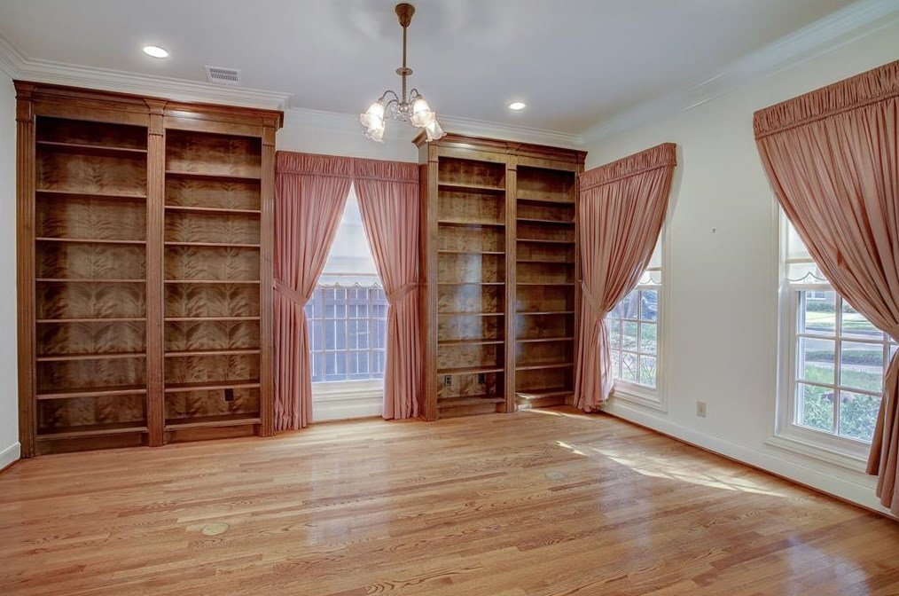4230 Byron St, Houston, TX 77005-3518