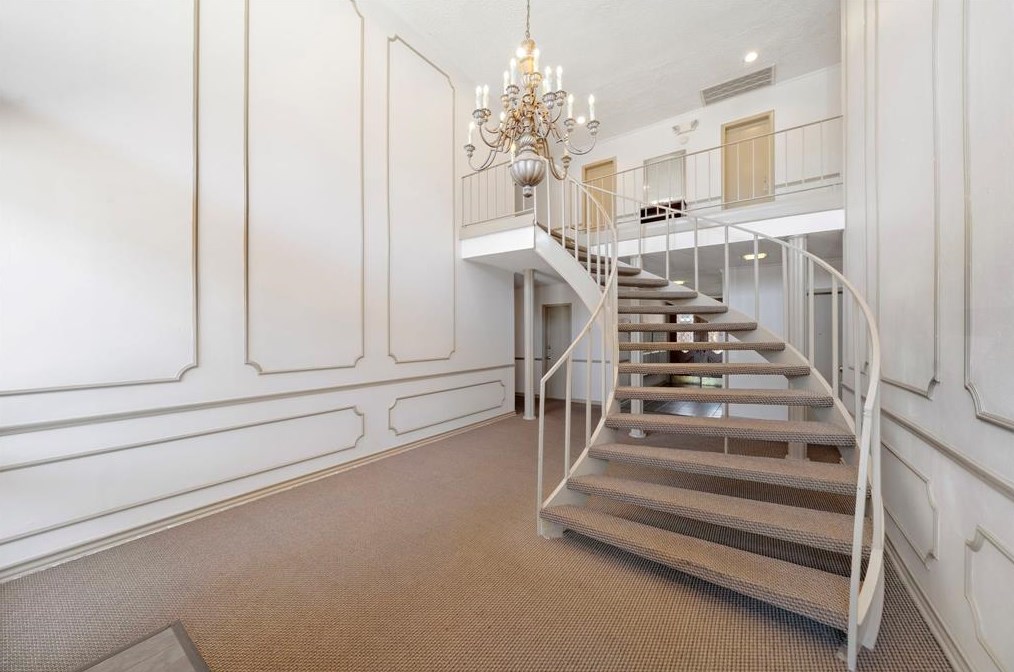 2824 Briarhurst Dr, Houston TX  77057-5340 exterior