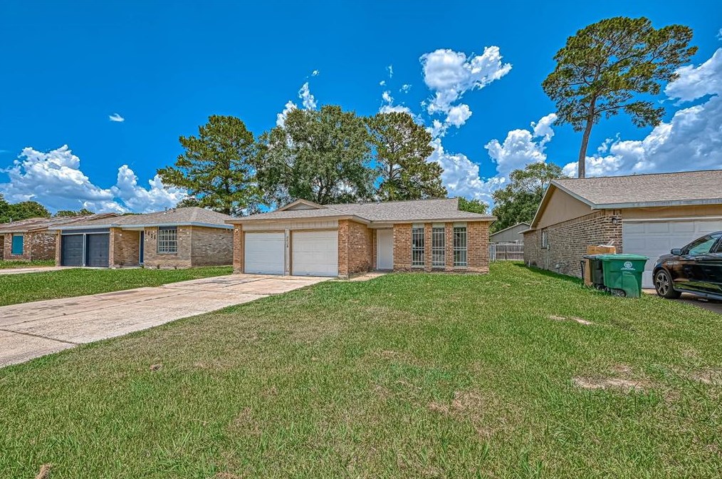 8634 Valley Flag Dr, Houston TX  77078-3739 exterior