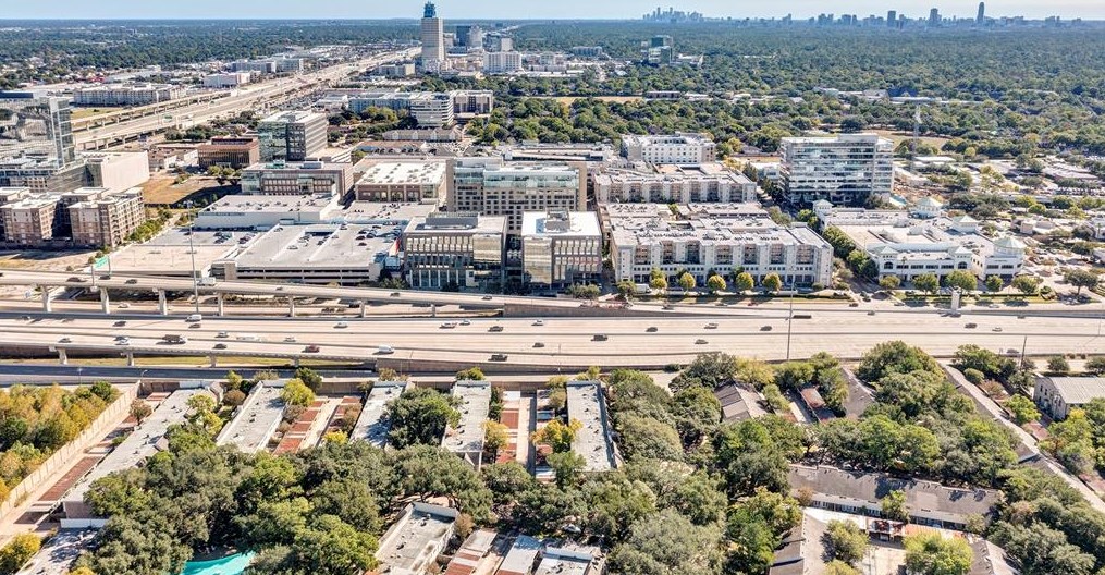 13012 Trail Hollow Dr, Houston TX 77079-3845 exterior