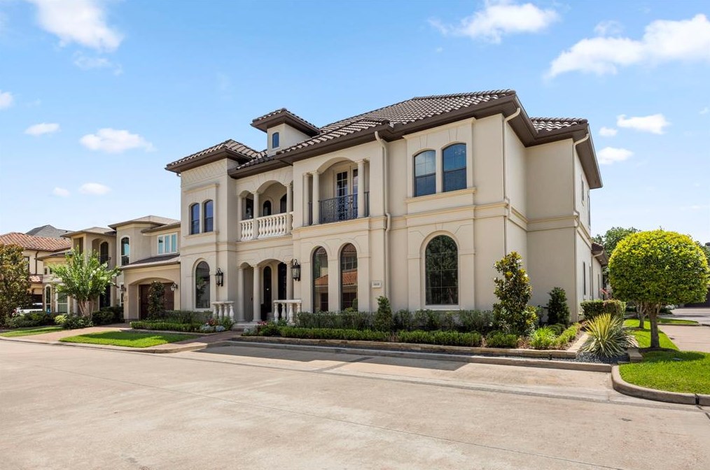 1019 Vista Creek Dr, Sugar Land, TX 77478-3368