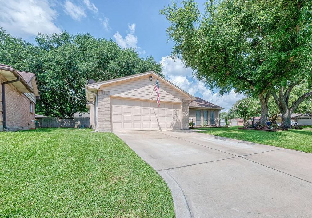 902 Country Place Blvd, Pearland, TX 77584-2068