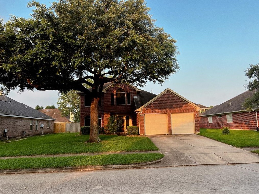 1904 Oak Hollow Dr W, Pearland, TX 77581