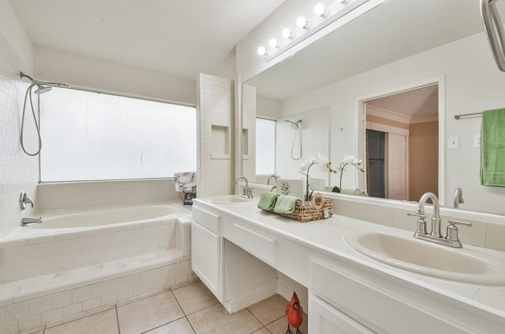 15851 Mdw Vlg Dr, Houston TX  77095-3718 exterior