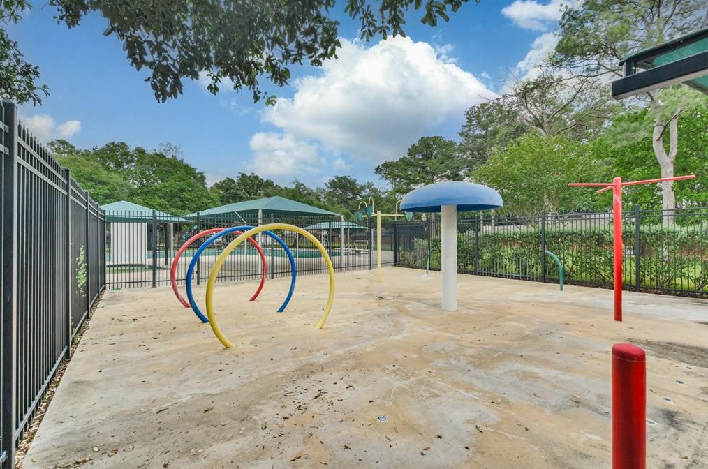 15851 Mdw Vlg Dr, Houston TX  77095-3718 exterior
