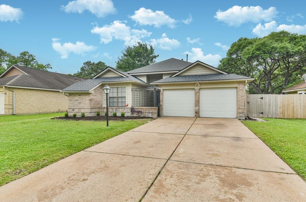 15851 Mdw Vlg Dr, Houston TX  77095-3718 exterior